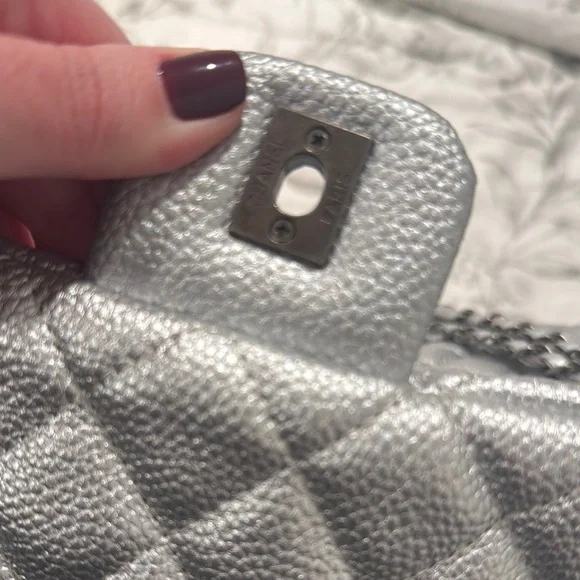 Chanel style silver travel bag - Picture 9 of 12